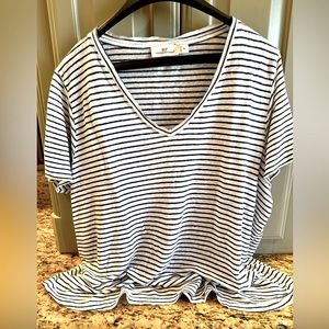 Vineyard Vines XL linen v-neck t-shirt. White with navy blue stripes.